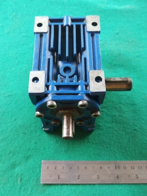 เกียร์ทด worm gear reducer อัตราทด 1 ต่อ 100 โครงอลูมิเนียม สภาพลื่นแน่นดี ใช้งานได้ดีปกติ