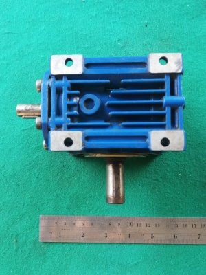 เกียร์ทด worm gear reducer อัตราทด 1 ต่อ 100 โครงอลูมิเนียม สภาพลื่นแน่นดี ใช้งานได้ดีปกติ