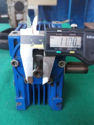 เกียร์ทด worm gear reducer อัตราทด 1 ต่อ 100 โครงอลูมิเนียม สภาพลื่นแน่นดี ใช้งานได้ดีปกติ