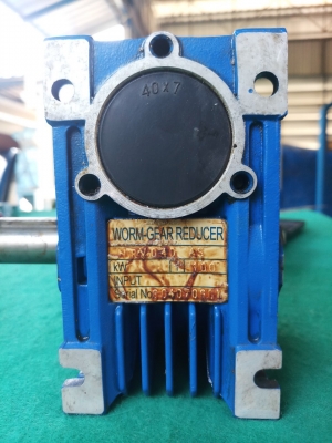 เกียร์ทด worm gear reducer อัตราทด 1 ต่อ 100 โครงอลูมิเนียม สภาพลื่นแน่นดี ใช้งานได้ดีปกติ