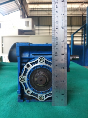 เกียร์ทด worm gear reducer อัตราทด 1 ต่อ 100 โครงอลูมิเนียม สภาพลื่นแน่นดี ใช้งานได้ดีปกติ