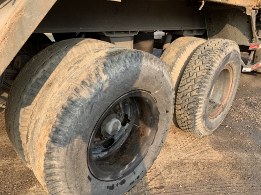 ลูกพ่วงไม่ดั้ม 3 คาน  อู่ สามมิตร ปี 56 ราคา 245,000 บาท ถุงลม ยาว 7  เมตร ยางพอใช้ กระแพงขางไม่ค่อยสวย สภาพพร้อมใช้ เอกสารเล่มทะเบียน   อยู่ นครปฐม โทร 0626426323