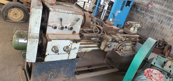 ขายเครื่องกลึง 6 ฟุต นิ้ว มิลไม่เปลี่ยนเฟือง ตามสภาพ 48000 บาท