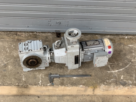 ขายมอเตอร์เกียร์แบบเพลาสวม SEW eurodrive 1HP. 380V รุ่นปรับรอบในตัว **ของใหม่ไม่เคยใช้งาน** เพลาออกได้ทั้งแต่ 4 ถึง 20 รอบต่อนาที หมุนนิ่ม พร้อมใช้งาน ราคา 4,800 บาท ขายมอเตอร์เกียร์แบบเพลาสวม SEW eurodrive 1HP. 380V รุ่นปรับรอบในตัว **ของใหม่ไม่เคยใช้งาน** เพลาออกได้ทั้งแต่ 4 ถึง 20 รอบต่อนาที หมุนนิ่ม พร้อมใช้งาน ราคา 4,800 บาท