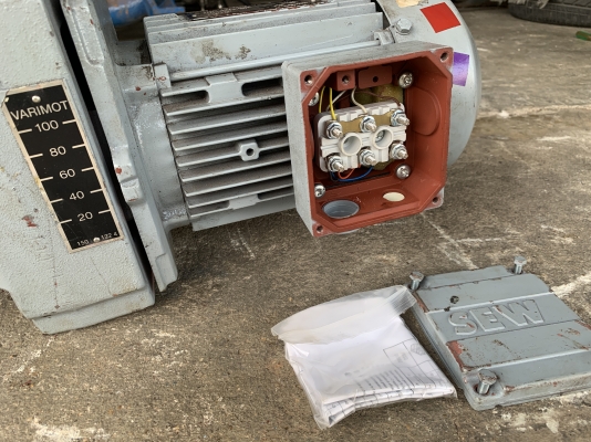 ขายมอเตอร์เกียร์แบบเพลาสวม SEW eurodrive 1HP. 380V รุ่นปรับรอบในตัว **ของใหม่ไม่เคยใช้งาน** เพลาออกได้ทั้งแต่ 4 ถึง 20 รอบต่อนาที หมุนนิ่ม พร้อมใช้งาน ราคา 4,800 บาท ขายมอเตอร์เกียร์แบบเพลาสวม SEW eurodrive 1HP. 380V รุ่นปรับรอบในตัว **ของใหม่ไม่เคยใช้งาน** เพลาออกได้ทั้งแต่ 4 ถึง 20 รอบต่อนาที หมุนนิ่ม พร้อมใช้งาน ราคา 4,800 บาท