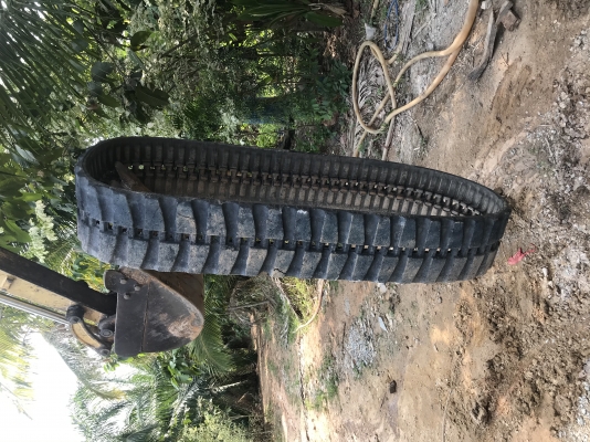 ขายแทรคยางติดรถKomatsu PC35 มือ2 มีเส้นเดียว