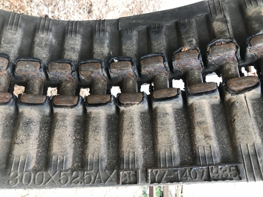 ขายแทรคยางติดรถKomatsu PC35 มือ2 มีเส้นเดียว ขายแทรคยางติดรถKomatsu PC35 มือ2 มีเส้นเดียว