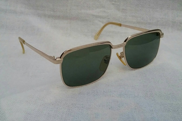 แว่นตาเจ้าบุญทุ่มแห่งทศวรรษ 1970's ทองโกลด์ฟิลด์ 20 K สัดส่วนทองคำบริสุทธิ์ 83.33\% ขนทองมาทำเป็นหมือง ๆ ล้ำค่า หายาก เลนส์กระจกคริสตัล 'สีเขียวควันไฟ' Vintage NIKON handcrafted in Japan แว่นตาเจ้าบุญทุ่มแห่งทศวรรษ 1970's ทองโกลด์ฟิลด์ 20 K สัดส่วนทองคำบริสุทธิ์ 83.33\% ขนทองมาทำเป็นหมือง ๆ ล้ำค่า หายาก เลนส์กระจกคริสตัล 'สีเขียวควันไฟ' Vintage NIKON handcrafted in Japan
