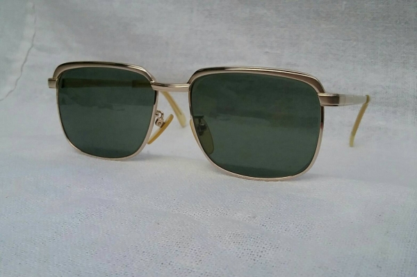 แว่นตาเจ้าบุญทุ่มแห่งทศวรรษ 1970&#039;s  ทองโกลด์ฟิลด์ 20 K  สัดส่วนทองคำบริสุทธิ์ 83.33\%  ขนทองมาทำเป็นหมือง ๆ  ล้ำค่า  หายาก  เลนส์กระจกคริสตัล &#039;สีเขียวควันไฟ&#039;  Vintage NIKON handcrafted in Japan