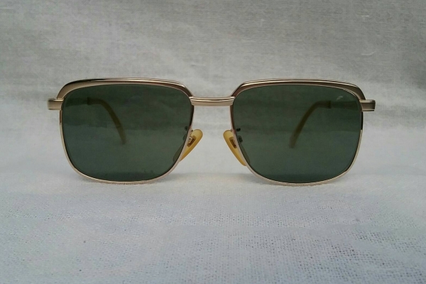 แว่นตาเจ้าบุญทุ่มแห่งทศวรรษ 1970's ทองโกลด์ฟิลด์ 20 K สัดส่วนทองคำบริสุทธิ์ 83.33\% ขนทองมาทำเป็นหมือง ๆ ล้ำค่า หายาก เลนส์กระจกคริสตัล 'สีเขียวควันไฟ' Vintage NIKON handcrafted in Japan แว่นตาเจ้าบุญทุ่มแห่งทศวรรษ 1970's ทองโกลด์ฟิลด์ 20 K สัดส่วนทองคำบริสุทธิ์ 83.33\% ขนทองมาทำเป็นหมือง ๆ ล้ำค่า หายาก เลนส์กระจกคริสตัล 'สีเขียวควันไฟ' Vintage NIKON handcrafted in Japan