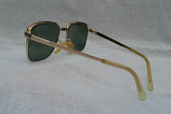 แว่นตาเจ้าบุญทุ่มแห่งทศวรรษ 1970's ทองโกลด์ฟิลด์ 20 K สัดส่วนทองคำบริสุทธิ์ 83.33\% ขนทองมาทำเป็นหมือง ๆ ล้ำค่า หายาก เลนส์กระจกคริสตัล 'สีเขียวควันไฟ' Vintage NIKON handcrafted in Japan แว่นตาเจ้าบุญทุ่มแห่งทศวรรษ 1970's ทองโกลด์ฟิลด์ 20 K สัดส่วนทองคำบริสุทธิ์ 83.33\% ขนทองมาทำเป็นหมือง ๆ ล้ำค่า หายาก เลนส์กระจกคริสตัล 'สีเขียวควันไฟ' Vintage NIKON handcrafted in Japan