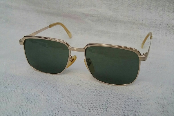 แว่นตาเจ้าบุญทุ่มแห่งทศวรรษ 1970's ทองโกลด์ฟิลด์ 20 K สัดส่วนทองคำบริสุทธิ์ 83.33\% ขนทองมาทำเป็นหมือง ๆ ล้ำค่า หายาก เลนส์กระจกคริสตัล 'สีเขียวควันไฟ' Vintage NIKON handcrafted in Japan แว่นตาเจ้าบุญทุ่มแห่งทศวรรษ 1970's ทองโกลด์ฟิลด์ 20 K สัดส่วนทองคำบริสุทธิ์ 83.33\% ขนทองมาทำเป็นหมือง ๆ ล้ำค่า หายาก เลนส์กระจกคริสตัล 'สีเขียวควันไฟ' Vintage NIKON handcrafted in Japan