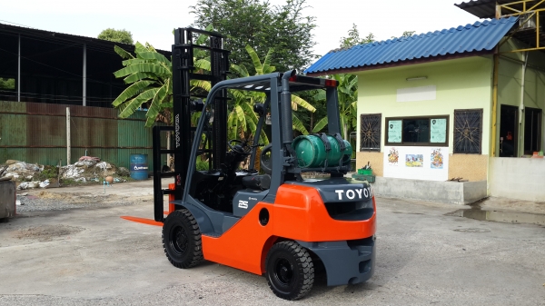 ขายรถยกโฟล์คลิฟท์ toyota ขนาด 2.5ตัน เสา 2 ท่อน สูง 4 เมตร สภาพดีค่ะ 0844591695 เหมี๋ยวค่ะ