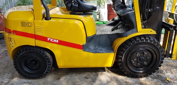 ขายรถยกโฟล์คลิฟท์ TCM ขนาด 3 ตัน เสา 3 ท่อน สูง 4.35 เมตร เสาเข้าตู้ ติดตั้งอุปกรณ์พิเศษไซด์ชิฟ ติตต่อ 0844591695 เหมี๋ยว
