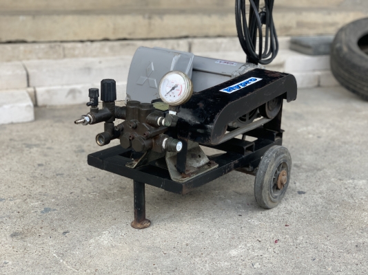 ขายชุดปั๊มฉีดน้ำแรงดันสูง Hypro made in USA. พร้อมมอเตอร์ Mitsubishi 2HP. 220V ไฟบ้าน หมุนนิ่ม สภาพสวยใหม่มาก มีสวิทย์ปิด-เปิดในตัว พร้อมล้อเคลื่อนย้าย พร้อมใช้งาน ราคา 15,500 บาท ขายชุดปั๊มฉีดน้ำแรงดันสูง Hypro made in USA. พร้อมมอเตอร์ Mitsubishi 2HP. 220V ไฟบ้าน หมุนนิ่ม สภาพสวยใหม่มาก มีสวิทย์ปิด-เปิดในตัว พร้อมล้อเคลื่อนย้าย พร้อมใช้งาน ราคา 15,500 บาท