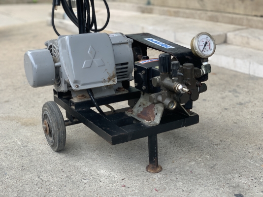 ขายชุดปั๊มฉีดน้ำแรงดันสูง Hypro made in USA. พร้อมมอเตอร์ Mitsubishi 2HP. 220V ไฟบ้าน หมุนนิ่ม สภาพสวยใหม่มาก มีสวิทย์ปิด-เปิดในตัว พร้อมล้อเคลื่อนย้าย พร้อมใช้งาน ราคา 15,500 บาท ขายชุดปั๊มฉีดน้ำแรงดันสูง Hypro made in USA. พร้อมมอเตอร์ Mitsubishi 2HP. 220V ไฟบ้าน หมุนนิ่ม สภาพสวยใหม่มาก มีสวิทย์ปิด-เปิดในตัว พร้อมล้อเคลื่อนย้าย พร้อมใช้งาน ราคา 15,500 บาท