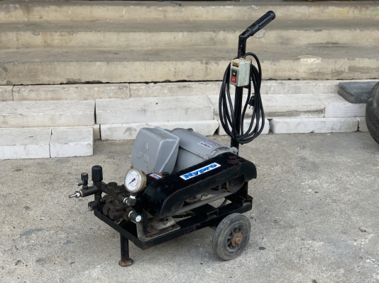 ขายชุดปั๊มฉีดน้ำแรงดันสูง Hypro made in USA. พร้อมมอเตอร์ Mitsubishi 2HP. 220V ไฟบ้าน หมุนนิ่ม สภาพสวยใหม่มาก มีสวิทย์ปิด-เปิดในตัว พร้อมล้อเคลื่อนย้าย พร้อมใช้งาน ราคา 15,500 บาท