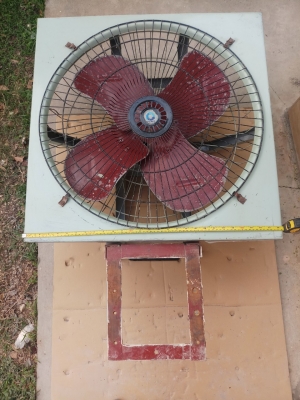 พัดลม ยี่ห้อ Venz ขนาด 28 นิ้ว มอเตอร์ 1/2 แรง ใช้ไฟ 220V ความเร็วรอบ 1400 rpm ใช้งานได้ดีปกติ ไม่มี พัดลม ยี่ห้อ Venz ขนาด 28 นิ้ว มอเตอร์ 1/2 แรง ใช้ไฟ 220V ความเร็วรอบ 1400 rpm ใช้งานได้ดีปกติ ไม่มี