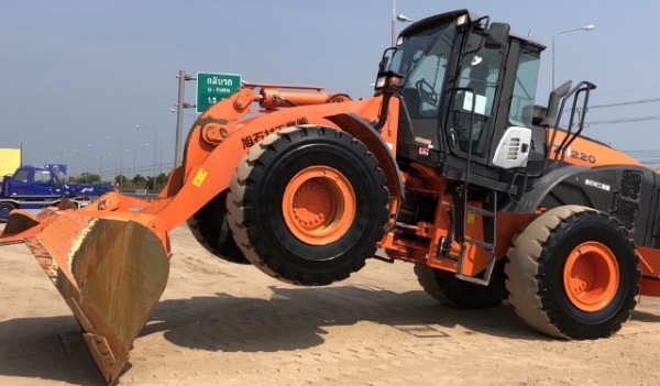 ขายรถตักล้อยาง HITACHI ZW220-5B (เทียบเท่า WA380-7) ปี 2016 นำเข้าเองจากญี่ปุ่น มีVDOการทำงานครับ