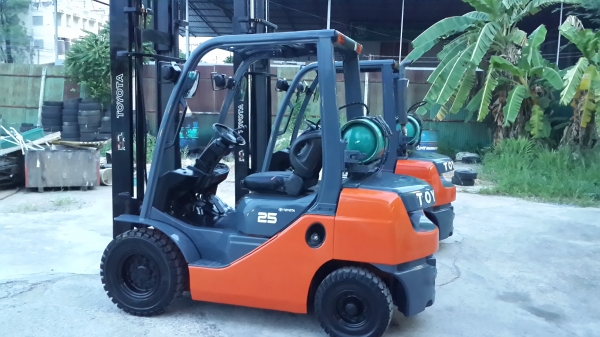 ขายรถยกโฟล์คลิฟท์ toyota ขนาด 2.5ตันเสา 2 ท่อน สูง 4 เมตร สภาพดีค่ะ 0844591695 เหมี๋ยวค่ะ