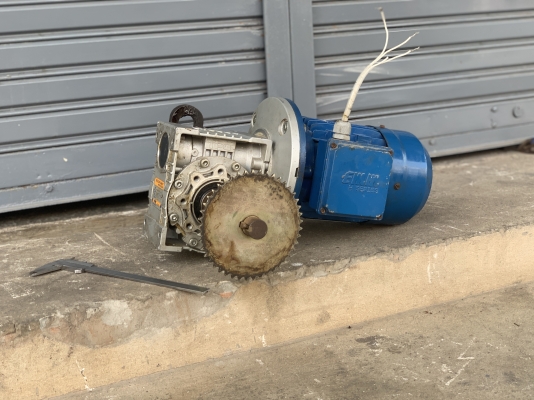 ขายมอเตอร์เกียร์แบบเพลาสวม Electim 1HP. 380V หัวเกียร์ TPG อัตราทด 1:7.5 เพลาออกประมาณ 190รอบต่อนาที สภาพสวย หมุนนิ่ม พร้อมใช้งาน ราคา 3,800 บาท