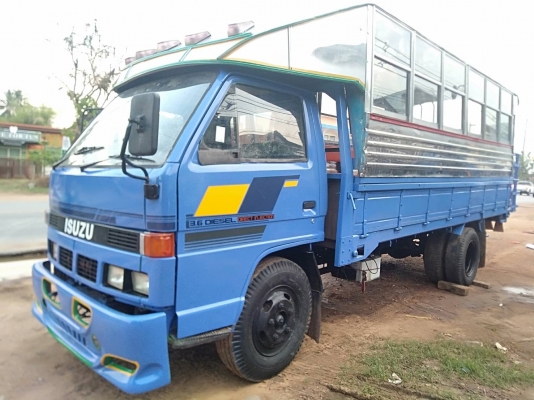 ISUZU NKR 110แรง6ล้อรถโดยสาร ดาวน์128000บาท ออกรถได้เลย ไฟแนนซ์ง่ายๆไปสบายๆเครื่องแน่น แชสซีสวยๆ หลั