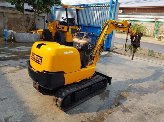 รถขุดเล็ก พร้อมหัวกระแทก AIRMAN AX08 -2K เครื่องยนต์คูโบต้า 2 สูบ ทำงานไวคล่องตัว เป็นรถเก่านอก ยังไม่เคยใช้งานในเมืองไทย บูชสลักเอวแน่นสภาพเดิมสวยงาม พร้อมใช้งาน มาพร้อมหัวกระแทกเพียง 189,000 บาท  โทร 092-9938255 081-8416818 ,083-4355829 ติดต่อสอบถา