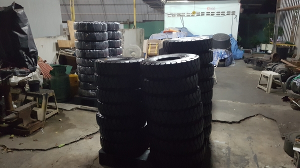 ขายยางลม รถยกโฟล์คลิฟท์ ขนาด 600-15 ,28&times;9-15 , 700-12 ,650-10,600-9 ติดต่อ 0844596195 เหมี๋ยวค่ะ