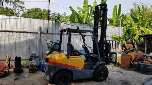 ขายรถยกโฟล์คลิฟท์ TCM ขนาด 3 ตัน เสาสูง 5 เมตร งาเท (รถนอก )ญี่ปุ่น ติดต่อ 0844591695 เหมี๋ยวค่ะ