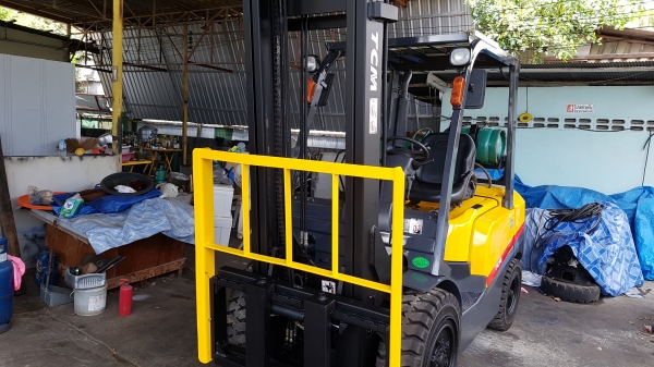 ขายรถยกโฟล์คลิฟท์ TCM FHG30T3 ขนาด 3 ตัน เสาสูง 4 เมตร ไซด์ชิฟ (รถญี่ปุ่น) ติดต่อ 084-4591695 เหมี๋ยวค่ะ