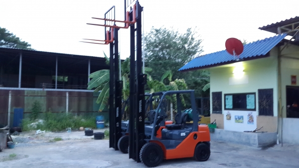 ขายรถยกโฟล์คลิฟท์ toyota ขนาด 2.5ตัน เสา 2 ท่อน สูง 4 เมตร สภาพดีค่ะ 0844591695 เหมี๋ยวค่ะ