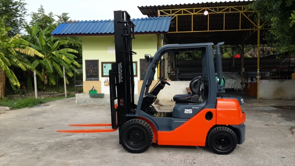 ขายรถยกโฟล์คลิฟท์ toyota ขนาด 2.5ตัน เสา 2 ท่อน สูง 4 เมตร สภาพดีค่ะ 0844591695 เหมี๋ยวค่ะ