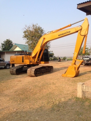 Komatsu 200-6เครื่องKomatsu ไฟฟ้าครบ เอวแน่น ช่วงล่างเต็ม มีลายหัวเจาะ