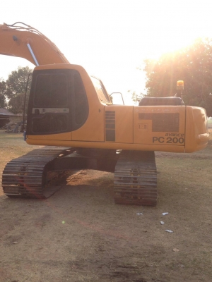 Komatsu 200-6เครื่องKomatsu ไฟฟ้าครบ เอวแน่น ช่วงล่างเต็ม มีลายหัวเจาะ