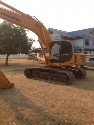 Komatsu 200-6เครื่องKomatsu ไฟฟ้าครบ เอวแน่น ช่วงล่างเต็ม มีลายหัวเจาะ