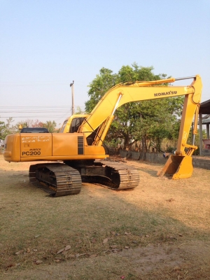 Komatsu 200-6เครื่องKomatsu ไฟฟ้าครบ เอวแน่น ช่วงล่างเต็ม มีลายหัวเจาะ