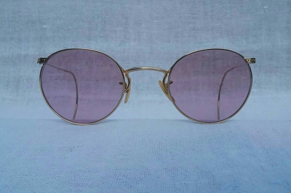 แว่นตาอเมริกันที่ยิ่งใหญ่ที่สุดในศตวรรษที่ 20  'เอโอ ฟูล - วิว'  งานสร้างทศวรรษ 1940's  ทองโกลด์ฟิลด์ 12 K  สัดส่วนทองคำบริสุทธิ์ 50\%  งานทองเดินลาย  ล้ำค่า หายาก !  Antique AO American Optical handcr