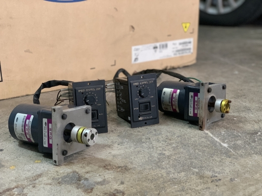 ขายมอเตอร์เกียร์ SPG 15W 220V ไฟบ้าน made in Korea พร้อมชุดปรับรอบ อุปกรณ์ครบ สภาพสวยใหม่มาก หมุนนิ่ม พร้อมใช้งาน มี 2ชุดครับ ราคาชุดละ 1,150 บาทพร้อมส่ง