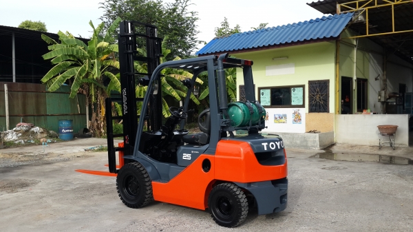 ขายรถยกโฟล์คลิฟท์ toyota ขนาด 2.5ตัน เสา 2 ท่อน สูง 4 เมตร สภาพดีค่ะ 0844591695 เหมี๋ยวค่ะ