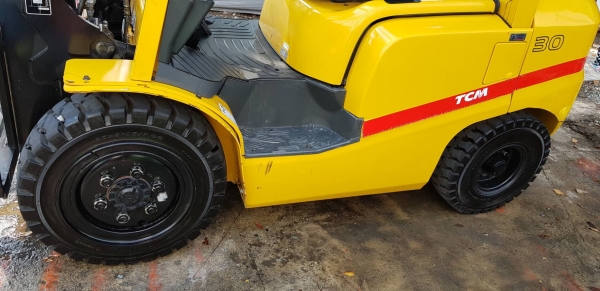 ขายรถยกโฟล์คลิฟท์ TCM ขนาด 3 ตัน เสา 3 ท่อน สูง 4.35 เมตร เสาเข้าตู้ ติดตั้งอุปกรณ์พิเศษไซด์ชิฟ ติตต่อ 0844591695 เหมี๋ยว