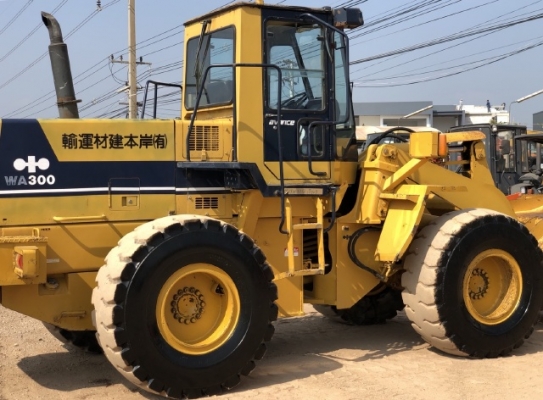 ขายรถตักล้อยาง KOMATSU WA300-1 นำเข้าเองจากญี่ปุ่น สภาพสวยพร้อมใช้ มีVDOการทำงานครับ