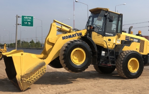 ขายรถตักล้อยาง KOMATSU WA320-7 ปี 2015 นำเข้าเองจากญี่ปุ่น สภาพสวยพร้อมใช้ มีVDOการทำงานครับ