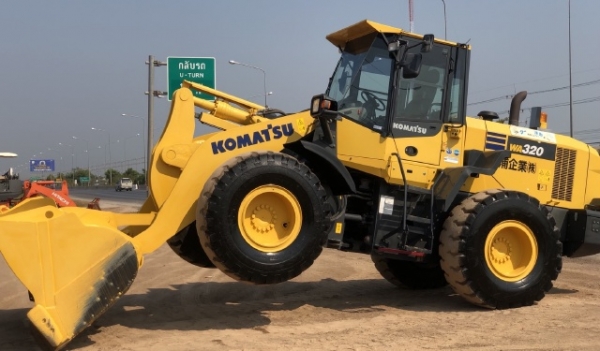 ขายรถตักล้อยาง KOMATSU WA320-7 ปี 2015 นำเข้าเองจากญี่ปุ่น สภาพสวยพร้อมใช้ มีVDOการทำงานครับ