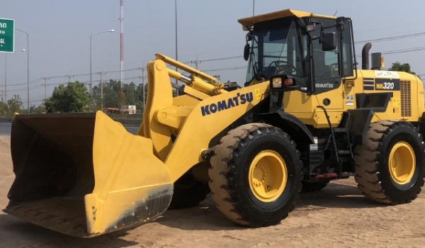 ขายรถตักล้อยาง KOMATSU WA320-7 ปี 2015 นำเข้าเองจากญี่ปุ่น สภาพสวยพร้อมใช้ มีVDOการทำงานครับ