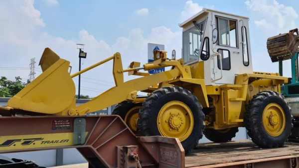 ขายด่วนรถตักโตต้าSD20HLเอวอ่อนขับ4ล้อมีวิดีโอให้ดูรถนอกนำเข้าขนาดใหญ่ตัก1.5คิวยกสูง3เมตรเกียร์ทอร์คเครื่องดีเซล2H6สูบปั้มแรงเทียบเท่าโคมัสซูWA80รถเพื่งนำเข้ามายังไม่เคยใช้งานในเลย