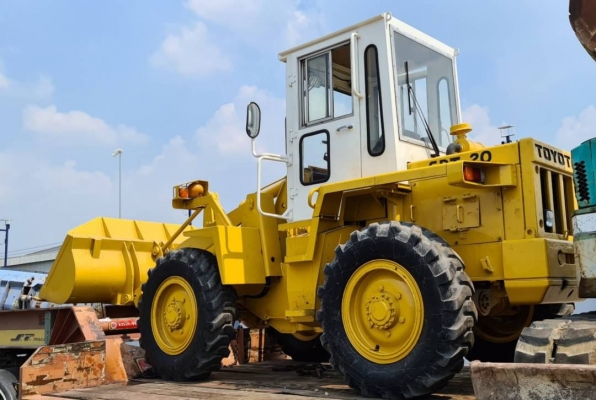 ขายด่วนรถตักโตต้าSD20HLเอวอ่อนขับ4ล้อมีวิดีโอให้ดูรถนอกนำเข้าขนาดใหญ่ตัก1.5คิวยกสูง3เมตรเกียร์ทอร์คเครื่องดีเซล2H6สูบปั้มแรงเทียบเท่าโคมัสซูWA80รถเพื่งนำเข้ามายังไม่เคยใช้งานในเลย