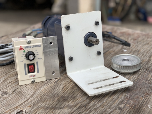 ขายมอเตอร์เกียร์ SPG 60W 220Vไฟบ้าน made in Korea พร้อมชุดปรับรอบ อุปกรณ์ครบ สภาพสวยใหม่มาก หมุนนิ่ม พร้อมใช้งาน มี 2ชุดครับ(สายขาดจากการขนย้าย 1ชุดครับ) ราคา 1,800 บาท กับ 1,000 บาท