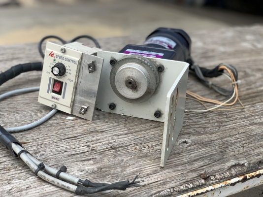 ขายมอเตอร์เกียร์ SPG 60W 220Vไฟบ้าน made in Korea พร้อมชุดปรับรอบ อุปกรณ์ครบ สภาพสวยใหม่มาก หมุนนิ่ม พร้อมใช้งาน มี 2ชุดครับ(สายขาดจากการขนย้าย 1ชุดครับ) ราคา 1,800 บาท กับ 1,000 บาท