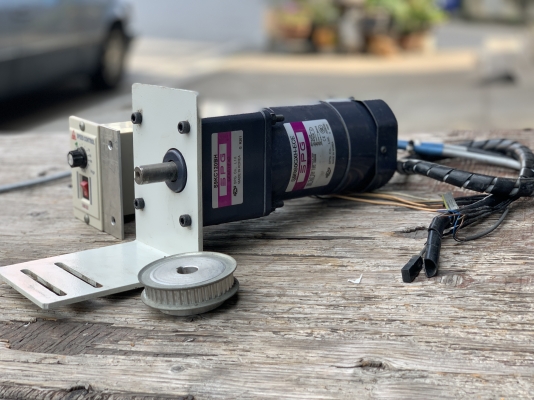 ขายมอเตอร์เกียร์ SPG 60W 220Vไฟบ้าน made in Korea พร้อมชุดปรับรอบ อุปกรณ์ครบ สภาพสวยใหม่มาก หมุนนิ่ม พร้อมใช้งาน มี 2ชุดครับ(สายขาดจากการขนย้าย 1ชุดครับ) ราคา 1,800 บาท กับ 1,000 บาท