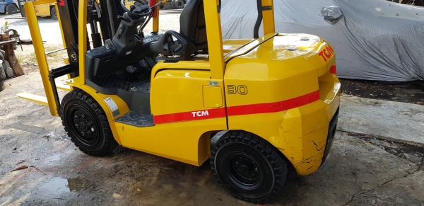 ขายรถยกโฟล์คลิฟท์ TCM ขนาด 3 ตัน เสา 3 ท่อน สูง 4.35 เมตร เสาเข้าตู้ ติดตั้งอุปกรณ์พิเศษไซด์ชิฟ ติตต่อ 0844591695 เหมี๋ยว